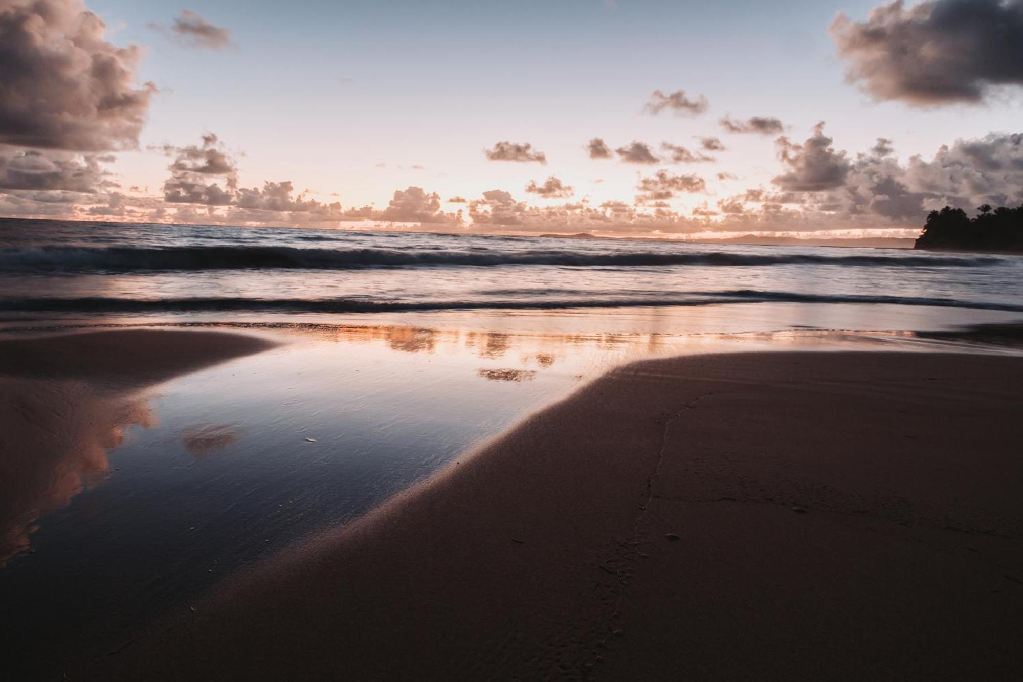 Oceanview Apartment Steps To The Beach ルキリョ エクステリア 写真